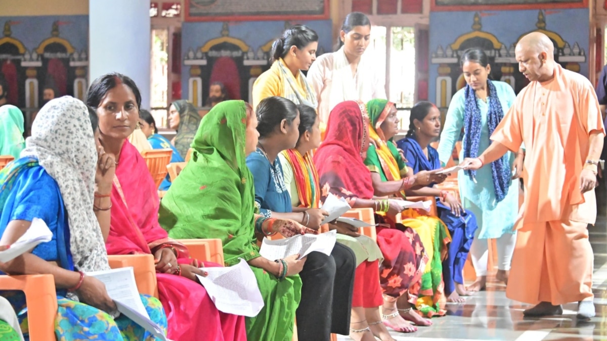 जनता से CM योगी बोले- ‘किसी को भी घबराने की जरूरत नहीं’, अधिकारियों को दो टूक समझाया