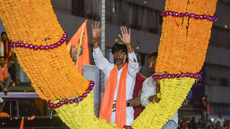 Manoj Jarange Patil Maratha Reservation Shantata Rally will enter Ahmednagar on Monday holiday declared for all schools Maharashtra Marathi News Manoj Jarange Patil : मनोज जरांगे पाटलांची शांतता रॅली सोमवारी अहमदनगरमध्ये धडकणार, सर्व शाळांना सुट्टी जाहीर