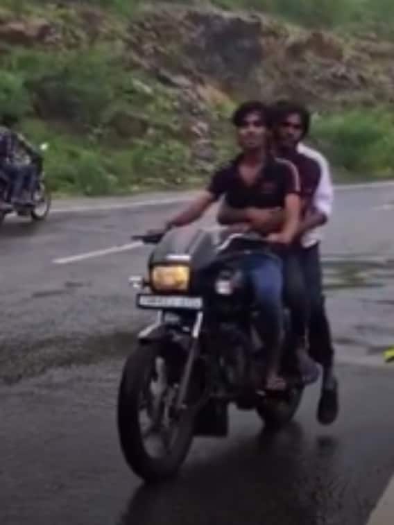 बाइक पर स्टंट करना पड़ा महंगा, गिरे मुंह के धड़ाम, वीडियो वायरल