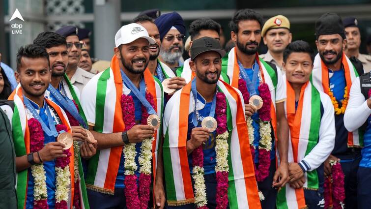 Indian Hockey Team returns from Paris Olympics 2024 captain Harmanpreet Singh claims responsibility doubles seeing the ovation Paris Olympics 2024: 'দায়িত্ব দ্বিগুণ হয়ে গেল', দেশে ফিরে অনুরাগীদের ভালবাসায় আপ্লুত হকি দলের অধিনায়ক হরমনপ্রীত