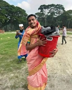 Bangladesh Protest: संसद में सिगरेट, PM आवास में बेड पर प्रदर्शनकारी... बांग्लादेश में प्रदर्शनकारियों की तस्वीरें वायरल