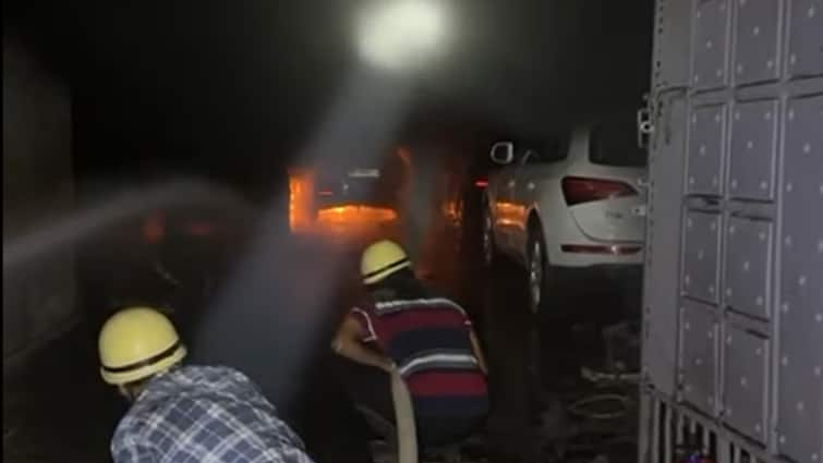 Gurugram showroom catches fire 16 audi mercedes porsche car burns ashes ANN Gurugram Fire: धू-धू कर जल उठा गाड़ियों का वर्कशॉप, भीषण आग में 16 लग्जरी कारें जलकर हुईं राख