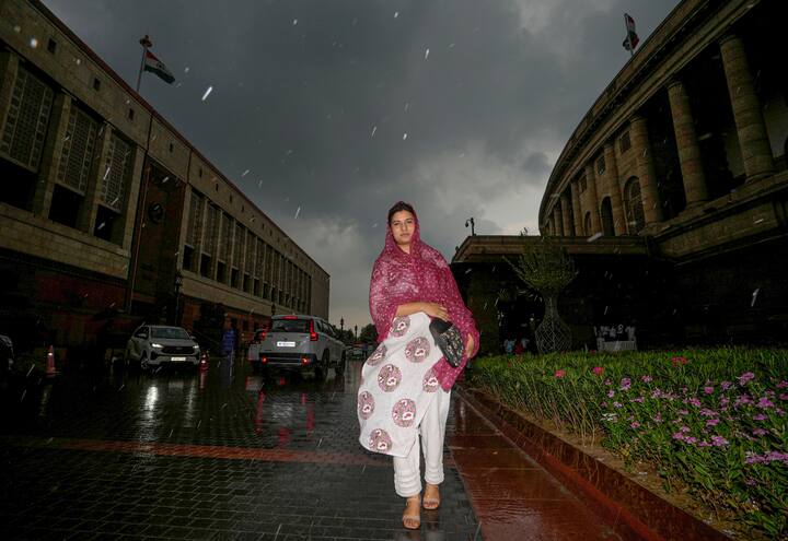 राष्ट्रीय राजधानी दिल्ली में शनिवार को अधिकतम तापमान में कमी आने के संकेत हैं.