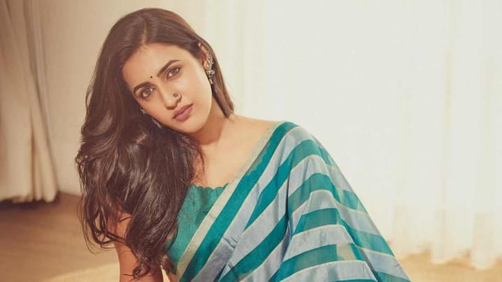 Niharika Konidela Photos: కమిటీ కుర్రోళ్లు సినిమా ప్రమోషన్లో ఉన్న నిహారిక కలర్ ఫుల్ గా ముస్తాబవుతోంది. లేటెస్ట్ గా ట్రెడిషనల్  లుక్ లో ఫొటోస్ షేర్ చేసింది...