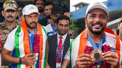 Indian Hockey Team: দেশে ফিরে জনজোয়ারে ভাসলেন হকি খেলোয়াড়েরা, ধ্যানচাঁদের মূর্তিতে ফুল দিয়ে শ্রদ্ধার্ঘ