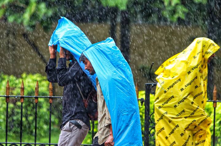 आईएमडी के मुताबिक शनिवार को दिल्ली में अधिकतम तापमान 33 डिग्री और न्यूनतम तापमान 27 डिग्री सेल्सियस रहने का पूर्वानुमान है.