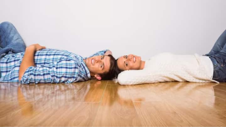 শুধু অভ্যাস নয়, পৃথিবীর বহু দেশে মেঝেতে শোয়া সংস্কৃতির মধ্যেই পড়ে।  এতে শারীরিক গঠন যেমন ঠিক থাকে, তেমনই পিঠের যন্ত্রণা কমে। ঘুমও হয় ভাল। তবে মেঝেতে শোয়ারও কিছু নিয়ম রয়েছে। তাই জেনে নিন বিশদে।