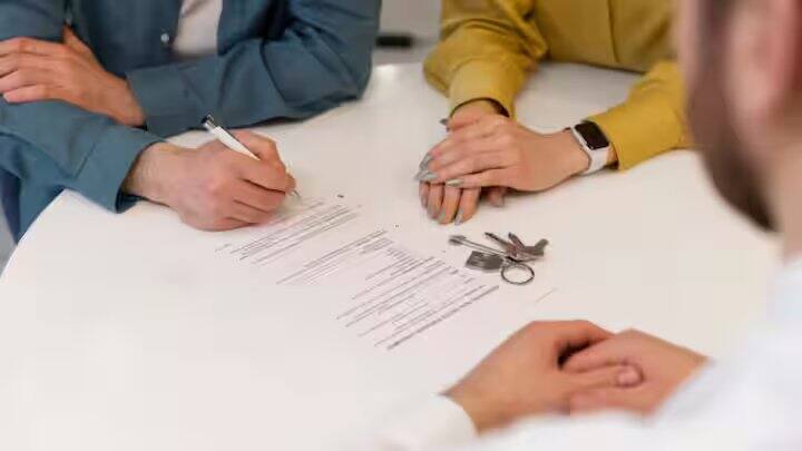 જ્યારે પણ તમે ઘર ભાડે લો છો, ત્યારે ભાડા કરાર બનાવવો પડે છે. આમાં ભાડૂઆત અને મકાન માલિકનું નામ અને સરનામું, ભાડાની રકમ, ભાડાની અવધિ સહિત તમામ વસ્તુઓ અને અન્ય શરતો લખેલી હોય છે.