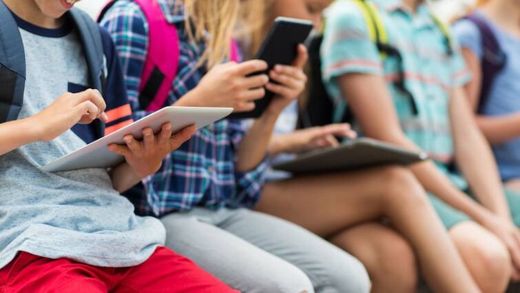 Screen Time For Kids Parents who give smartphones to children beware Screen Time For Kids: ਬੱਚਿਆਂ ਨੂੰ ਸਮਾਰਟਫੋਨ ਦੇਣ ਵਾਲੇ ਮਾਪੇ ਸਾਵਧਾਨ!, ਖੋਜ ਵਿਚ ਹੋਇਆ ਵੱਡਾ ਖੁਲਾਸਾ