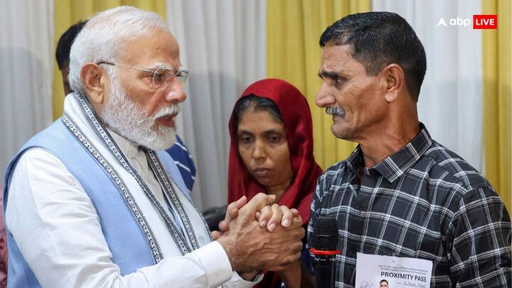 प्रधानमंत्री नरेंद्र मोदी ने दोपहर करीब ढाई बजे मेप्पाडी स्थित शिविर का दौरा किया और वहां करीब आधा घंटा बिताया. साथ ही कुछ लोगों से बातचीत की. उन्होंने लैंडस्लाइडिंग के पीड़ितों और बचे लोगों से घटना के बारे में पूछा. इस दौरान पीएम मोदी ने पीड़ित शख्स को हाथ पकड़कर सांत्वना दी.