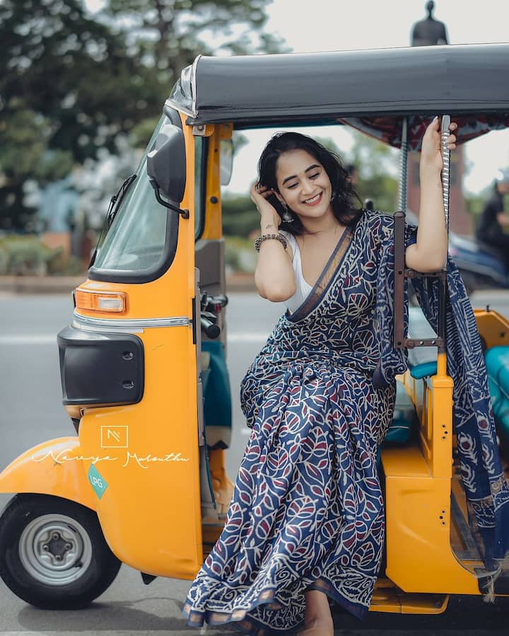 తన ఫ్రెండ్స్ తో కలిసి ఆటోలో హైదరాబాద్ గల్లీలతో పాటు పర్యాటక ప్రాంతాల్లో తిరగుతూ సరదాగా గడిపింది. Photo Credit: deepthi_sunaina/Instagram