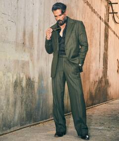 जहां कभी पिता करते थे टेबल साफ, सुपरस्टार बनकर उन्हीं बिल्डिंग का बना मालिक, आपने पहचाना ?