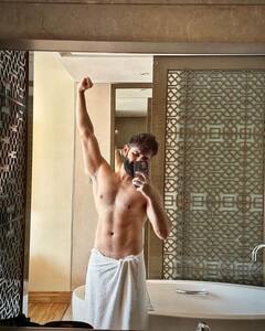 Ram Pothineni: రామ్‌ పోతినేని షాకింగ్‌ లుక్‌ - బాత్‌రూంలో టవల్‌తో ఫోటోలు షేర్‌ చేసిన ఉస్తాద్‌