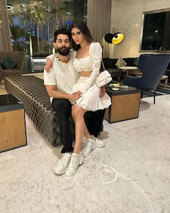 डोळ्याला गॉगल अन् बाजूला नवरा, मौनी रॉयने शेअर केले पतीसोबतचे खास फोटो!