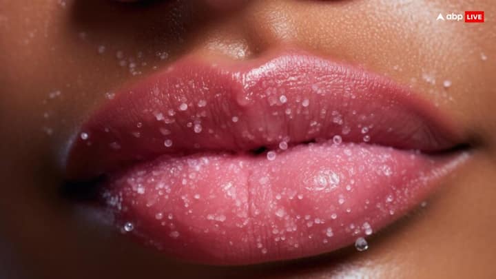 Lip Care Tips: अगर आपके भी होंठ काले और फटने लगे हैं, तो आप घर पर बने इस लिप स्क्रब का इस्तेमाल कर सकते हैं. यह आपके होठों को मुलायम बनाने में मदद करेगा.