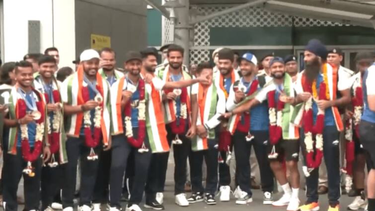 WATCH India Men Hockey Team Receive Grand Welcome After Winning Historic Bronze Medal Paris Olympics 2024 Harmanpreet Singh PR Sreejesh Delhi Airport WATCH | India Men's Hockey Team Receive Grand Welcome After Winning A Historic Bronze Medal At Paris Olympics