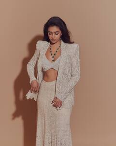 Keerthy Suresh: ఫిల్మ్‌ఫేర్‌ అవార్డుతో కీర్తి సురేష్ - దసరా టీంతో కలిసి ఫోటోలకు ఫోజులు