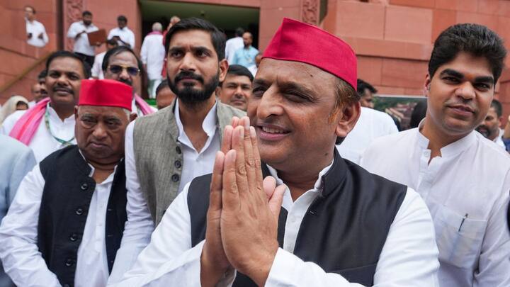 अखिलेश यादव ने जवाब देते हुए कहा कि मैं 20 साल से ज्यादा सीबीआई की जांच का हिस्सा रहा हूं अगर आपको मेरा बैलेंस शीट चेक करना है तो सीबीआई और आयकर विभाग के दफ्तर में जाइए यहां बकवास मत करिए. अखिलेश ने आगे कहा मैं तो चलो अपनी कमाई बताऊं ना बताऊं, कभी उनकी भी कमाई पूछ लेना जो यह कहते हो कि मैं झोला लेकर चला जाऊंगा.