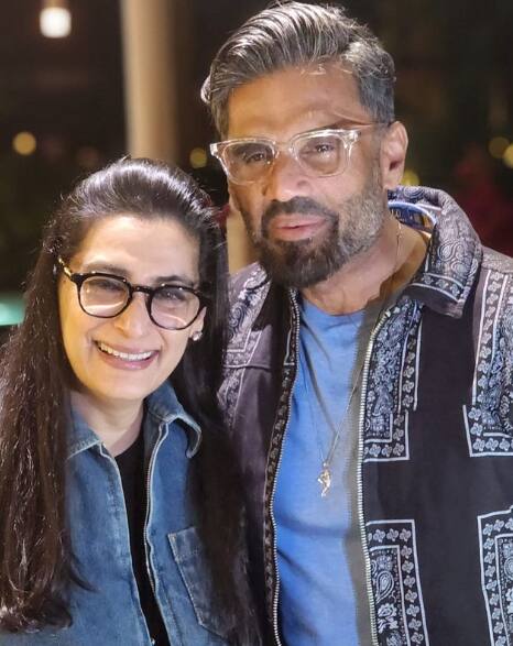 बता दें कि माना का असली नाम मोनिशा कादरी हैं. वे एक मुस्लिम परिवार से संबंध रखती थीं. हालांकि सुनील से ब्याह रचाने के बाद उन्होंने अपना नाम बदल लिया.