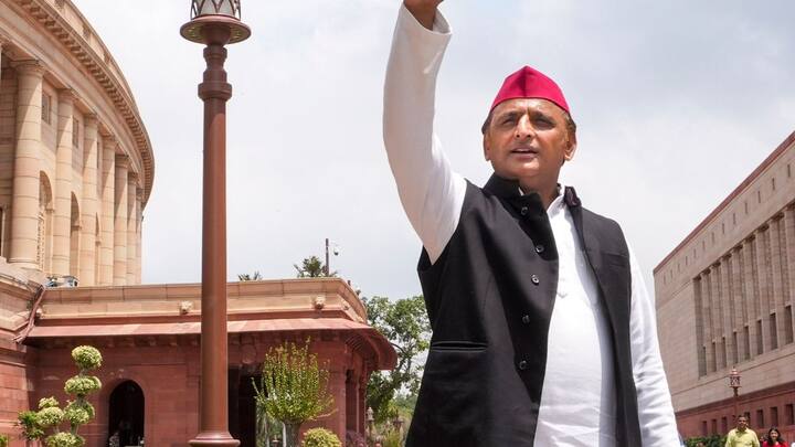 एक टीवी चैनल के इंटरव्यू में एक दर्शक ने अखिलेश यादव से सवाल किया कि जब उन्होंने अपना करियर शुरू किया तब उनके घर की कमाई कितनी थी और आज उनकी आय कितनी है?