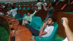 Bangladesh Protest: संसद में सिगरेट, PM आवास में बेड पर प्रदर्शनकारी... बांग्लादेश में प्रदर्शनकारियों की तस्वीरें वायरल