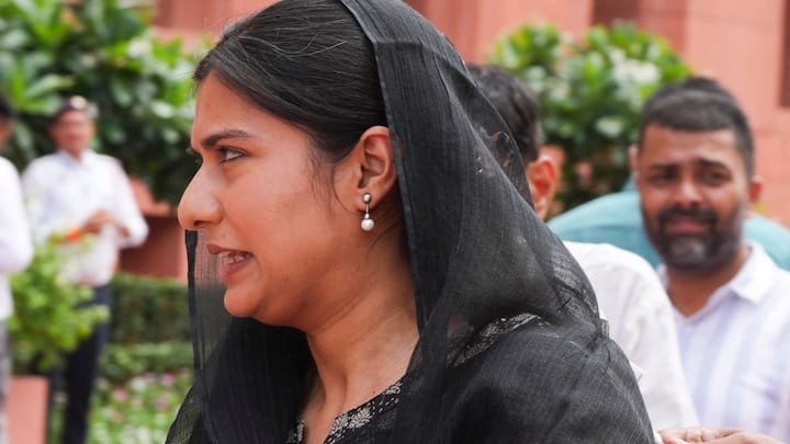 यह सरकार जब भी कुछ बदलाव लाना चाहती है तो महिलाओं का इस्तेमाल करती है. इसमें और भी कम्युनिटी के लोग शामिल हैं और महिलाओं को यह जमीन दी जा रही है यह सिर्फ एक बहाना है.