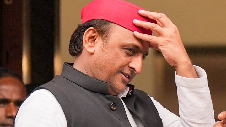 पूर्वांचल एक्सप्रेस वे की बात करते हुए अखिलेश यादव ने कहा कि कई बार आप जो काम करते हैं उसका क्रेडिट आपको नहीं मिलता. 2017 के विधानसभा चुनाव में हार पर अखिलेश यादव ने कहा कि हम लोगों को समझते रहे और वह लोग जनता को बहलाते रहे.