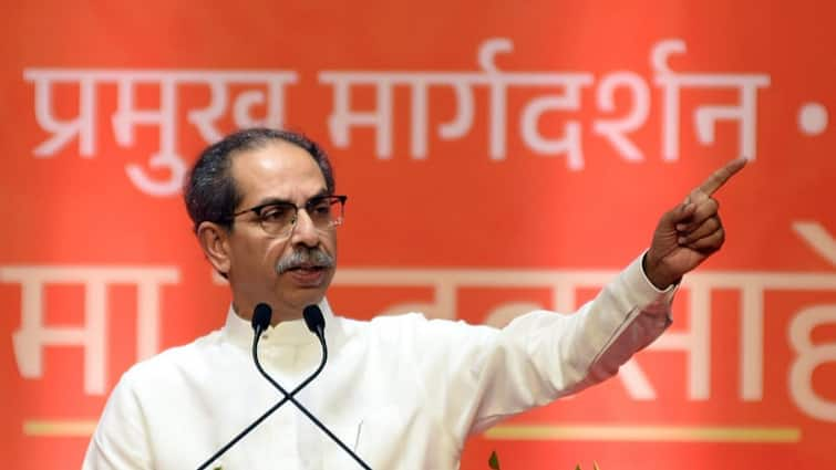 Maharashtra News MNS Attacks Uddhav Thackeray Convoy In Thane With Tomatoes Cow Dung After Raj Thackeray Car Pelted With Betel Nuts Visuals Surface MNS Attacks Uddhav Thackeray's Convoy With Cow Dung After Raj’s Car Pelted With Betel Nuts, Visuals Surface