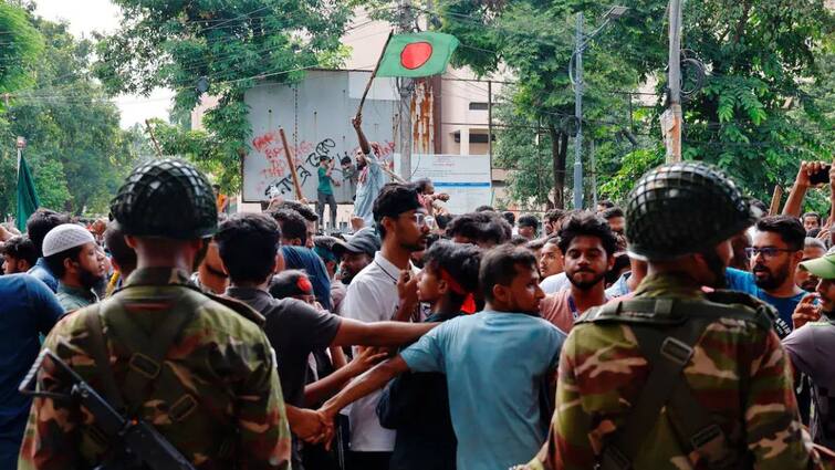 Protesters Attacks Bangladesh Supreme Court Demands Chief Justice Resignation Bangladesh: బంగ్లాదేశ్‌ సుప్రీంకోర్టుని చుట్టుముట్టిన ఆందోళనకారులు, గంటలో రాజీనామా చేయాలని చీఫ్ జస్టిస్‌కి అల్టిమేటం