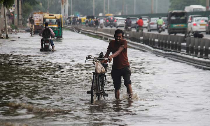 मौसम विभाग ने दिल्ली एनसीआर के लिए येलो अलर्ट जारी किया है. मौसम वैज्ञानिकों ने लोगों से कहा है कि घर से बाहर निकलने की स्थिति में बारिश के मद्देनजर जरूरी सतर्कता बरतें.