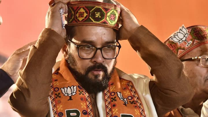 अनुराग ठाकुर ने राहुल गांधी पर निशाना साधते हुए कहा कि पीएम मोदी ने भी अंतरिम सरकार के प्रमुख मोहम्मद यूनुस को बधाई दी इसके साथ-साथ देश में हिंदुओं की सुरक्षा को लेकर भी बात की गई, लेकिन ऐसी क्या मजबूरी थी कि राहुल गांधी ने अब तक हिंदुओं का जिक्र भी नहीं किया.