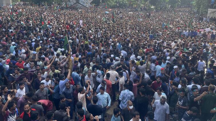 Bangladesh Hindu Crisis Miscreants attacked the temple in Bangladesh broke the idol made for Durga Puja tried to burn it with petrol Bangladesh Hindu Crisis : बांग्लादेश में एक और मंदिर पर हमला, दुर्गा पूजा के लिए बनी प्रतिमा तोड़ी, पेट्रोल से जलाने का प्रयास