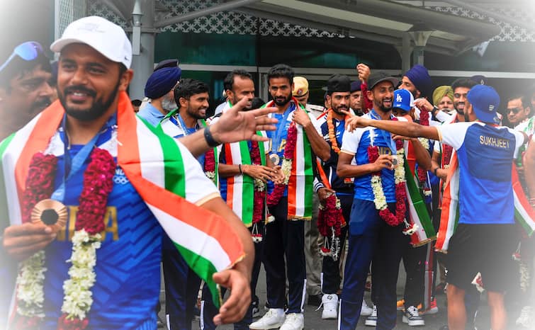 Paris Olympic 2024 Bronze medalist Indian Hockey players on their arrival at the Indira Gandhi International Airport VIDEO Paris Olympic 2024: ढोल-नगाड़े और डांस, भारतीय हॉकी खिलाड़ियों का वतन वापसी पर हुआ धमाकेदार स्वागत