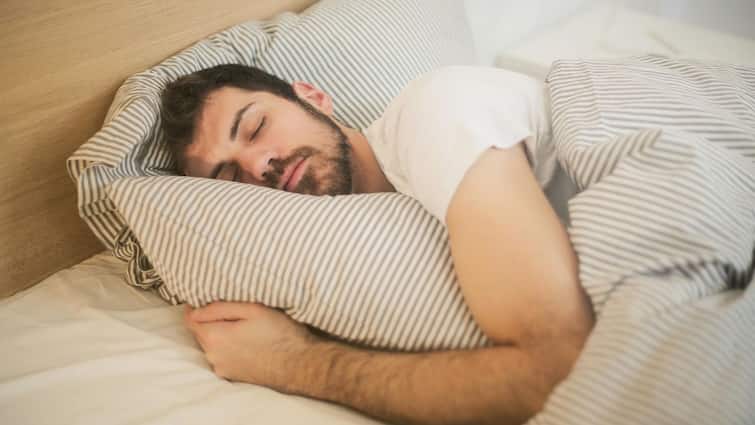 Sleep Paralysis Sleeping Problems How to Avoid Sleep Paralysis here are some easy tips Sleep Paralysis: 'স্লিপ প্যারালিসিস'- এর সমস্যা কেন দেখা যায়? এর লক্ষণ কী কী? কীভাবে এই অসুবিধা এড়াবেন?