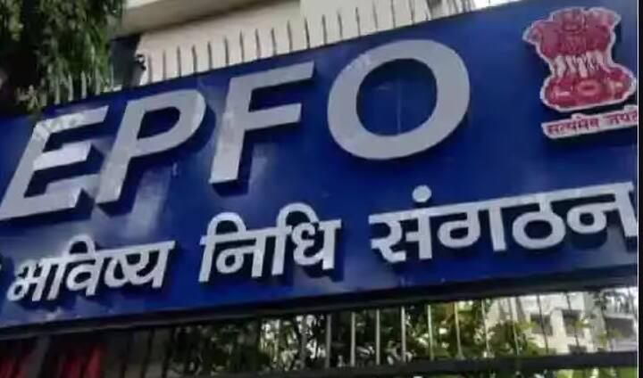 एकदा लॉगीन केल्यानंतर तुम्ही सर्व्हिसेस सेक्शनम्ये जाऊन क्लेम सेक्शनमध्ये जावे लागेल. त्यानंतर बँक खाते व्हेरिफाय करून ऑनलाईन क्लेम वर क्लीक करावे.