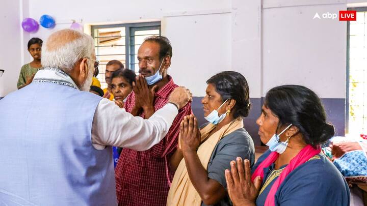 भूस्खलन से तबाह हुए वायनाड के दौरे पर गए प्रधानमंत्री नरेंद्र मोदी ने शनिवार को क्षतिग्रस्त जी.वी.एच.एस. स्कूल वेल्लारमाला का दौरा किया और पूछा कि कितने बच्चों ने अपने अपने माता-पिता को खोया है.
