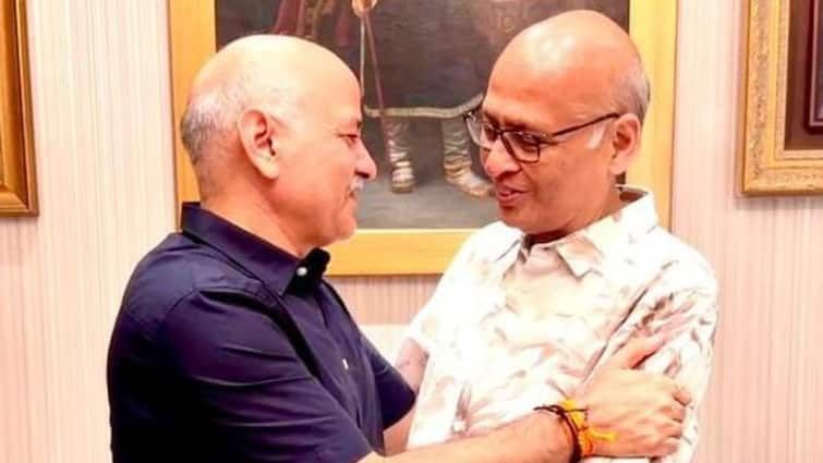 Manish Sisodia AAP Leader Meets Senior Advocate Abhishek Manu Singhvi मनीष सिसोदिया ने वरिष्ठ वकील अभिषेक मनु सिंघवी से की मुलाकात, इस बात के लिए जताया आभार