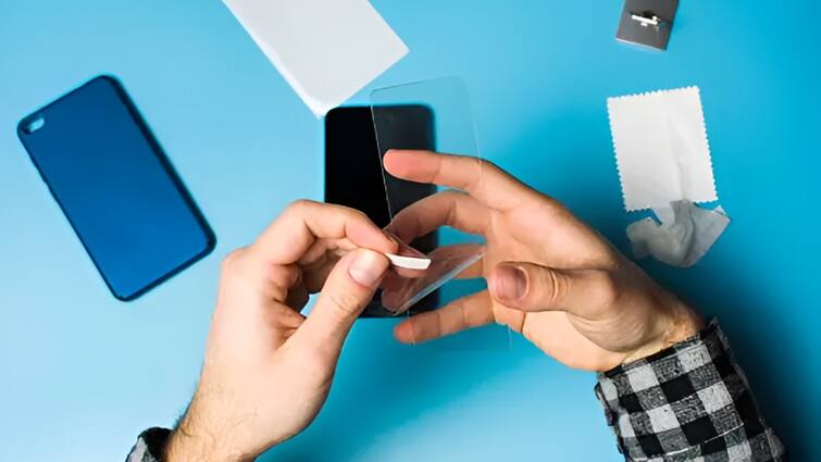 Smartphone screenguard tech tips things to follow while installing screenguard know details इन बातों का रखें ध्यान नहीं तो Smartphone में स्क्रीन गार्ड लगवाना पड़ सकता है भारी