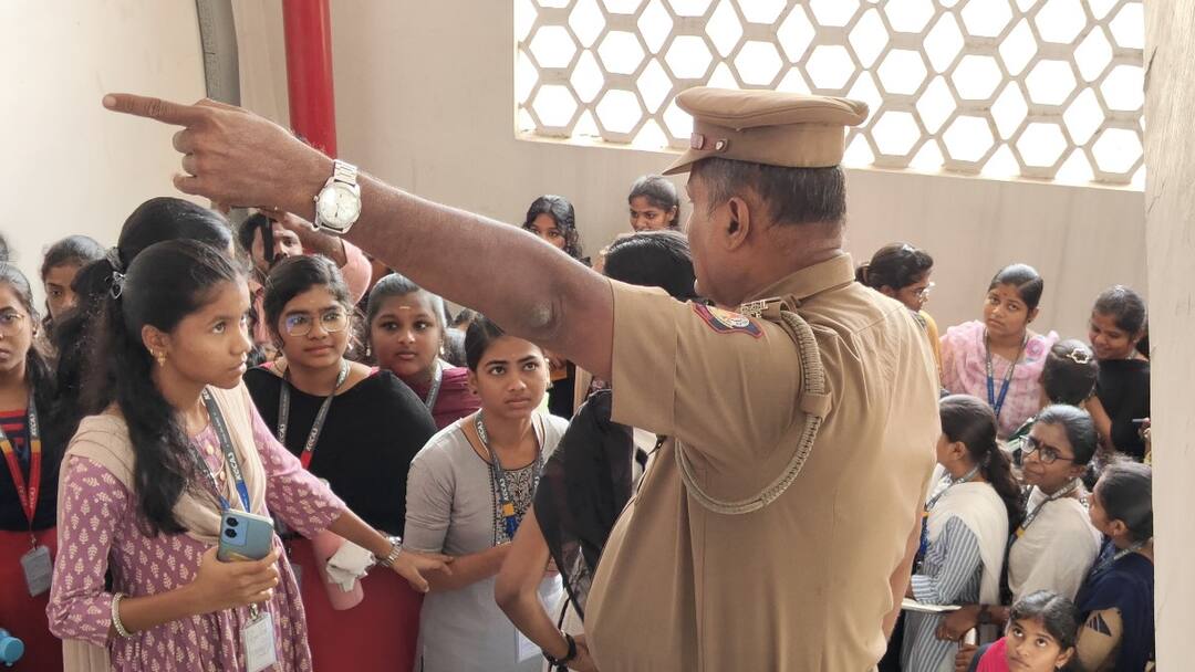 ஆளுநர் நிகழ்ச்சியில் கருப்பு உடையணிந்து வந்த மாணவர்களுக்கு அனுமதி மறுப்பு ; வாக்குவாதத்தால் பரபரப்பு Coimbatore Denial of admission to students wearing black at Governor function - TNN ஆளுநர் நிகழ்ச்சியில் கருப்பு உடையணிந்து வந்த மாணவர்களுக்கு அனுமதி மறுப்பு ; வாக்குவாதத்தால் பரபரப்பு