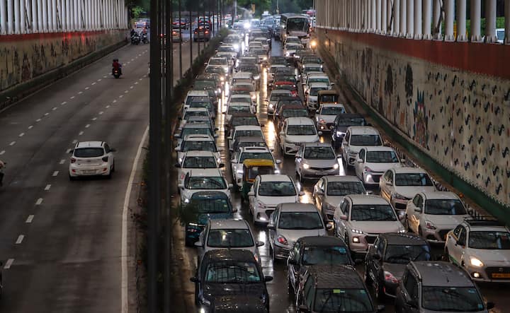 दिल्ली के कई हिस्सों में शुक्रवार शाम को भारी बारिश हुई. बारिश की वजह से चारों तरफ जलभराव और यातायात जाम का नजारा देखने को मिला.