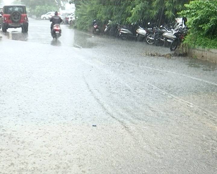 રાજ્યની રાજધાની ગાંધીનગર અને મુખ્ય શહેર અમદાવાદમાં મધ્યમ વરસાદની આગાહી કરવામાં આવી છે. આ વર્ષે ગુજરાતમાં સામાન્ય કરતાં 11 ટકા વધુ વરસાદ નોંધાયો છે, જે રાજ્યમાં સારા ચોમાસાનો સંકેત આપે છે.