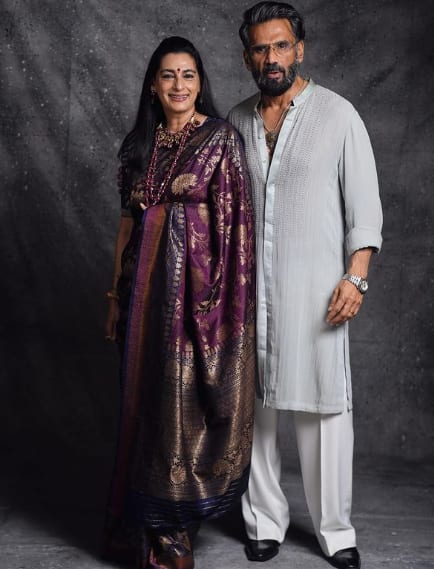 सुनील शेट्टी ने बॉलीवुड में कदम रखने से पहले ही शादी कर ली थी. सुनील की शादी माना शेट्टी से दिसंबर 1991 में हुई थी.