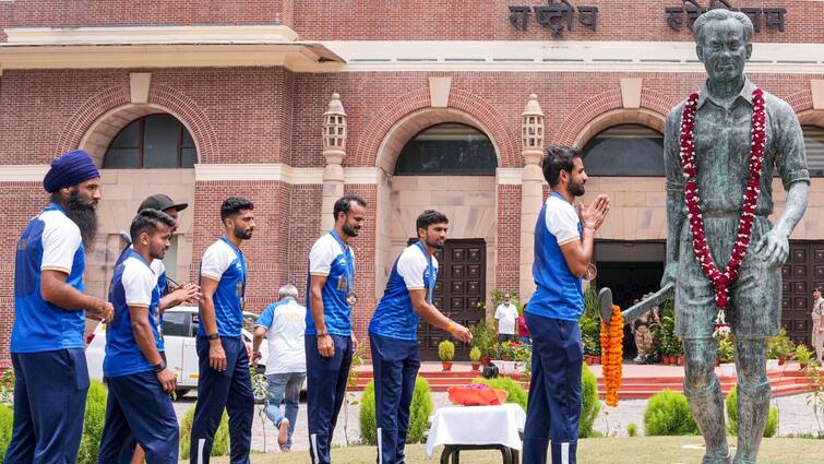 Indian Hockey Team pay tribute to Major Dhyan Chand felicitated by sports minister Mansukh Mandviya Indian Hockey Team: ধ্যানচাঁদকে সম্মান জানানো থেকে ভারত সরকারের সম্বর্ধনা, দেশে ফিরেই হকি তারকাদের ঠাসা কর্মসূচি