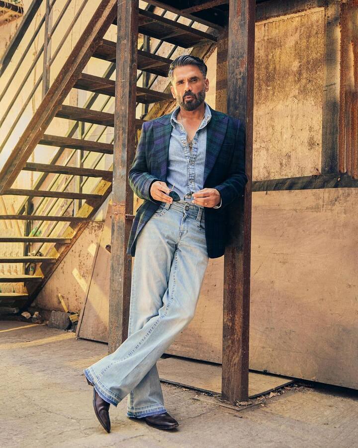 सुनील शेट्टी ने अपने पिता के बारे में बताया कि हमारी कम्युनिटी में लोग एक दूसरे की मदद करने में भरोसा करते हैं. पिता जब रेस्टोरेंट में सफाई का काम करते थे तो उन्होंने चावल की बोरियों पर सोकर रातें गुजारी थीं. उनके पास कोई बिस्तर भी नहीं होता था.