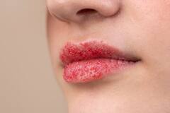 Lip Care Tips: घर पर कैसे करें लिप स्क्रब, जानें आसान तरीका