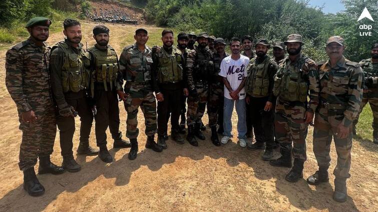 Yuzvendra Chahal meets Indian army hands over world cup winning jersey as special gift Yuzvendra Chahal: সেনাবাহিনীর জওয়ানদের সঙ্গে দেখা করলেন চাহাল, উপহার হিসাবে তুলে দিলেন বিশ্বজয়ের জার্সি