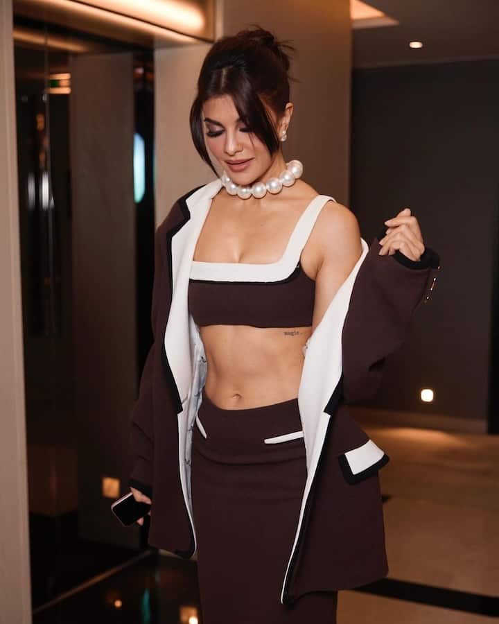 Jacqueline Fernandez bought a luxurious 5-BHK apartment in Juhu area of Mumbai in the year 2021. According to reports, its price is Rs 7 crore.