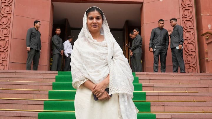 वक्फ बोर्ड संशोधन बिल को लेकर माहौल गरमाया हुआ है. पूरा विपक्ष सरकार पर हमलावर है और इसे एक साजिश करार दे रहा है. उत्तर प्रदेश के कैराना से सपा सांसद इकरा हसन सरकार पर आरोप लगा रही हैं कि मुसलमान और अल्पसंख्यकों को टारगेट किया जा रहा है.