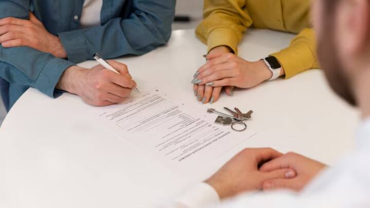 जब भी आप घर किराए पर लेते हैं, तो रेंट एग्रीमेंट बनवाना होता है. इसमें किराएदार और मकान मालिक का नाम और पता, किराए की रकम, किराए की अवधि समेत तमाम चीजें और अन्य शर्तें लिखी होती हैं.