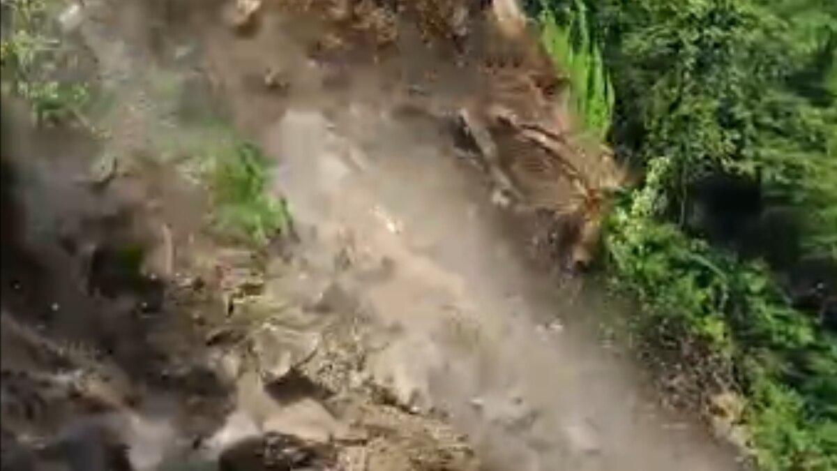 Uttarakhand Landslide: केदारनाथ हाईवे पर भरभराकर गिरा पहाड़ का बड़ा हिस्सा, जाम लगने से बढ़ी पर्यटकों की परेशानी